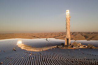 HYDAC es su socio en el desarrollo de sistemas para centrales eléctricas de heliostatos con torres solares