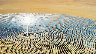 Heliostaat-energiecentrale met een zonnetoren