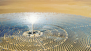 Heliostat-Kraftwerk mit Solarturm