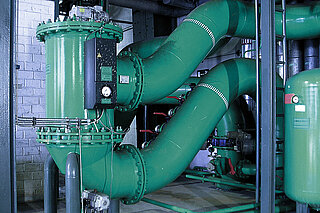 Grüner Rückspülfilter als Teil der Nebenfunktionen in einem Wasserkraftwerk