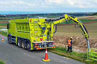 Großer gelber Saugwagen für Bauarbeiten und Abwasserreinigung auf Landstraße