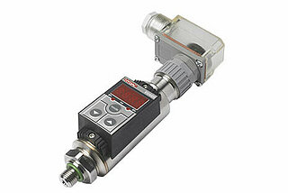 Pressure switches for monitoring filter contamination