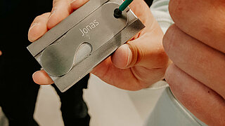 Laserdruck - erstes personalisiertes Werkstück in der Ausbildungswerkstatt.