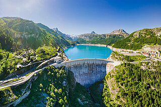 3D-Darstellung eines Großwasserkraftwerks an einem Fjord