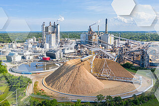 Vista de una fábrica de producción de pulpa de papel desde arriba