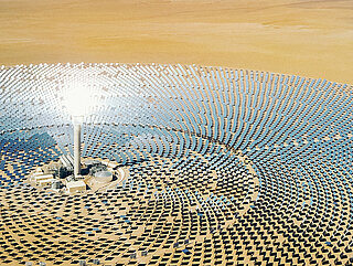 Heliostatkraftværk med solcelletårn