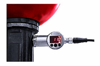 P0-guard, kde na displeji svítí „bar 110“, připojený k hydraulickému akumulátoru